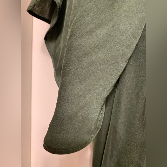 π¦πΏ Flutter into Fashion! Halston Heritage Green Blouse - Size L πΏπ¦ - Picture 11 of 15